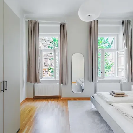 Premium - Walking Distance To Center Apartment