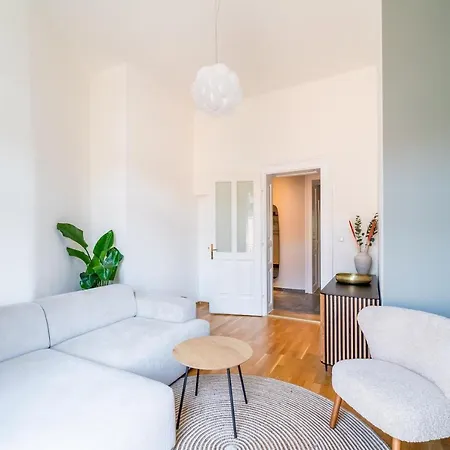 Premium - Walking Distance To Center Apartment