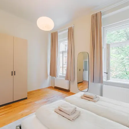 Premium - Walking Distance To Center Apartment