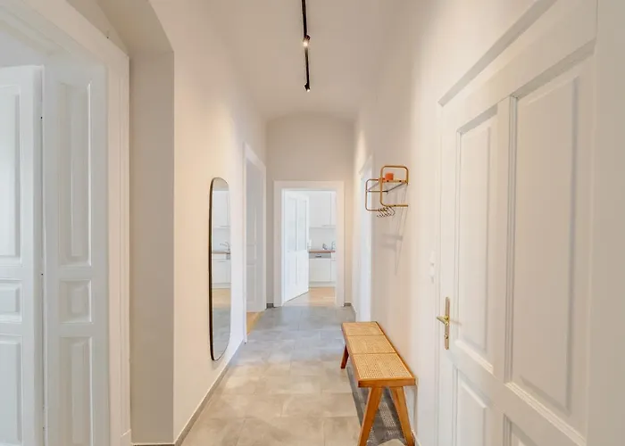 Premium - Walking Distance To Center Апартаменти